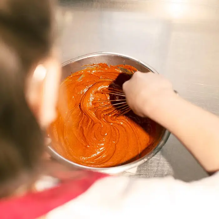 Nytillagad dipp blandas för hand i köket.