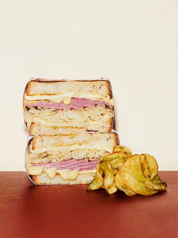 Surdegsmacka med pastrami surkål