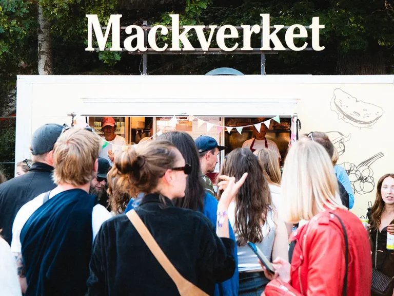 Folksamling framför Mackverkets food truck på event